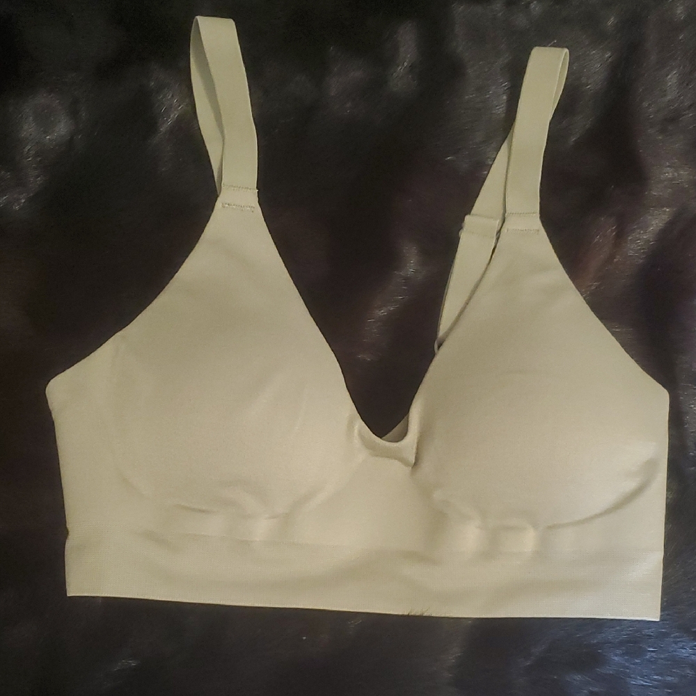 NWOT TRUE&CO SOFT FORM V-NECK  ADJUSTABLE STRAP BRALETTE :SIZE:XS,S M,L